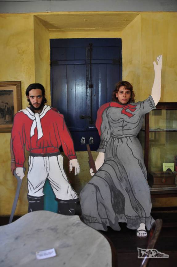 O João Pedro e a Bruna no lugar dos revolucionários Giuseppe e Anita Garibaldi, na casa onde morou ANita, em Laguna, sul de Santa Catarina